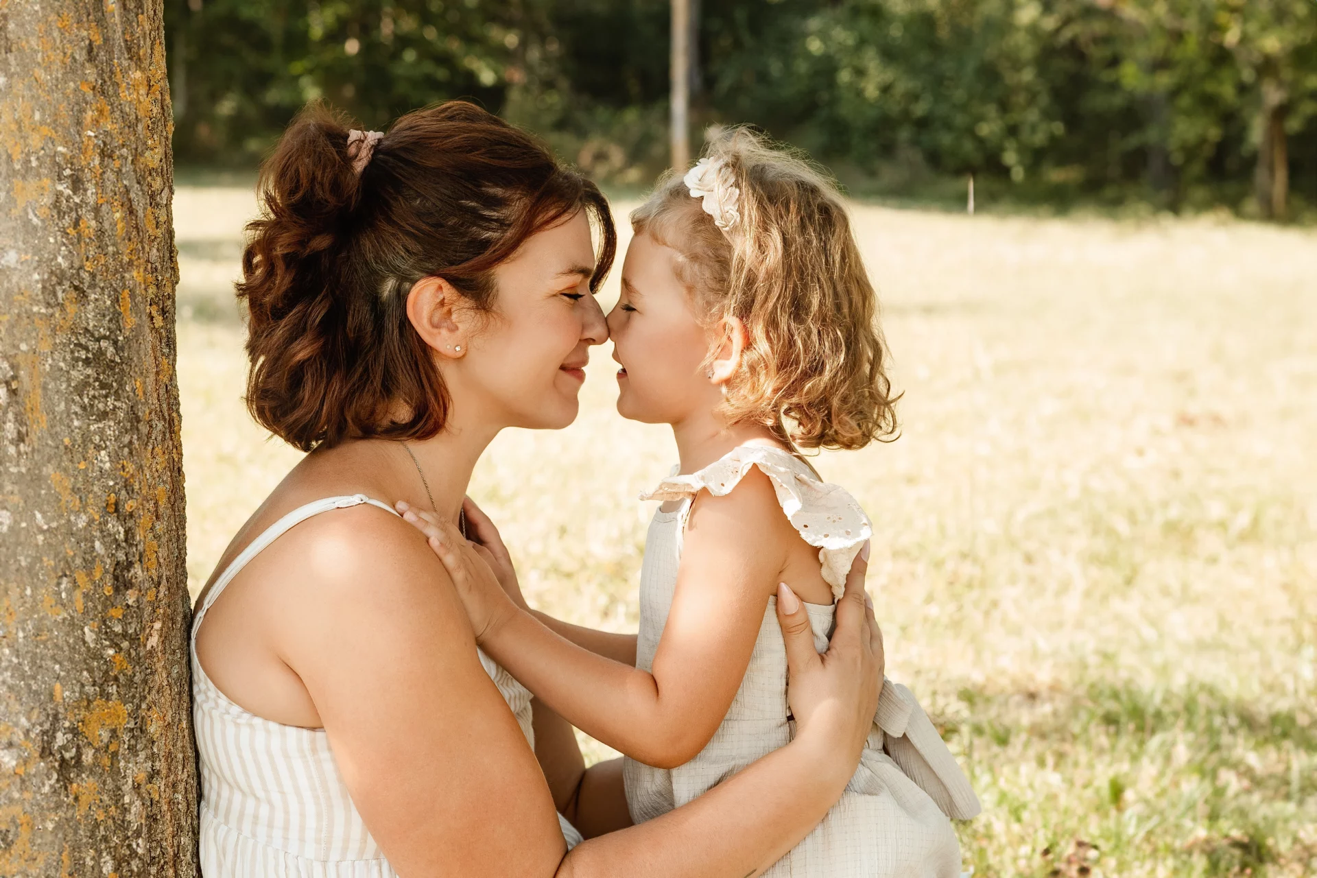 Photographe famille à Chartres, portrait d’une mère avec sa fille.