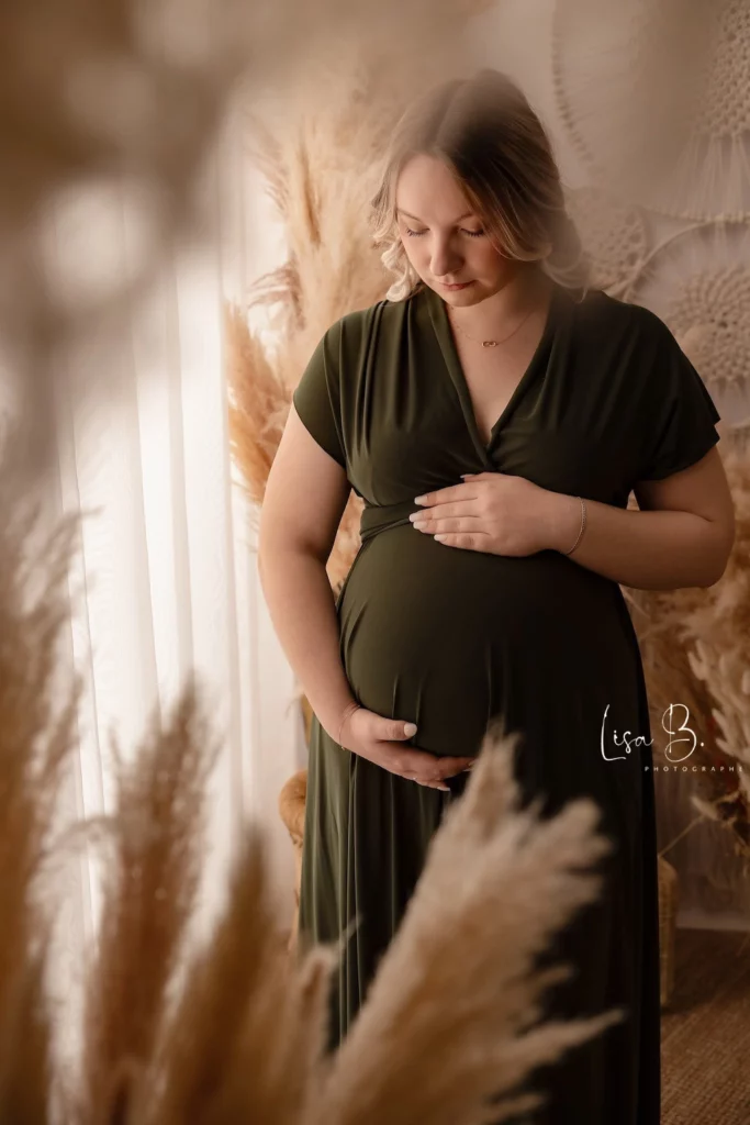 Portrait de future maman en séance grossesse en studio à Aunay-sous-Auneau, lumière douce et naturelle