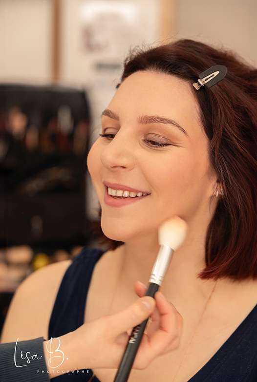 Mise en beauté pour votre séance grossesse en studio en Eure-et-Loir