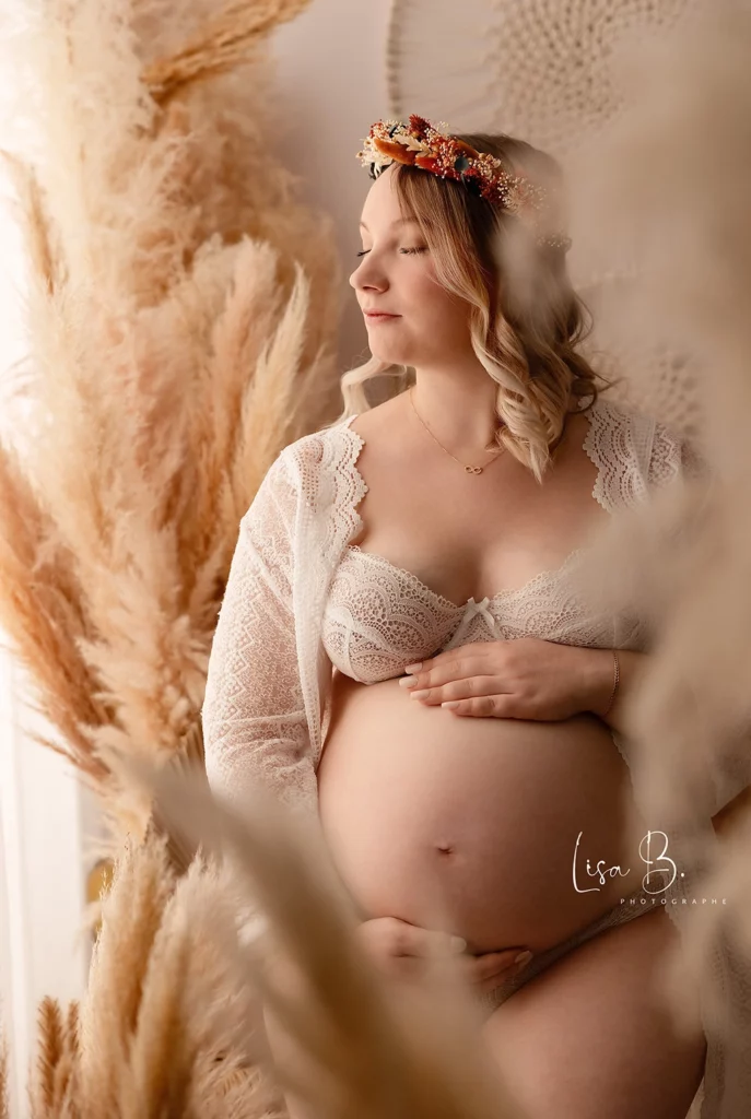 Séance photo grossesse en studio à Aunay-sous-Auneau, images naturelles et lumineuses