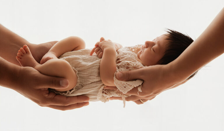 Nouveau-né photographié lors d'une séance naissance à Chartres.