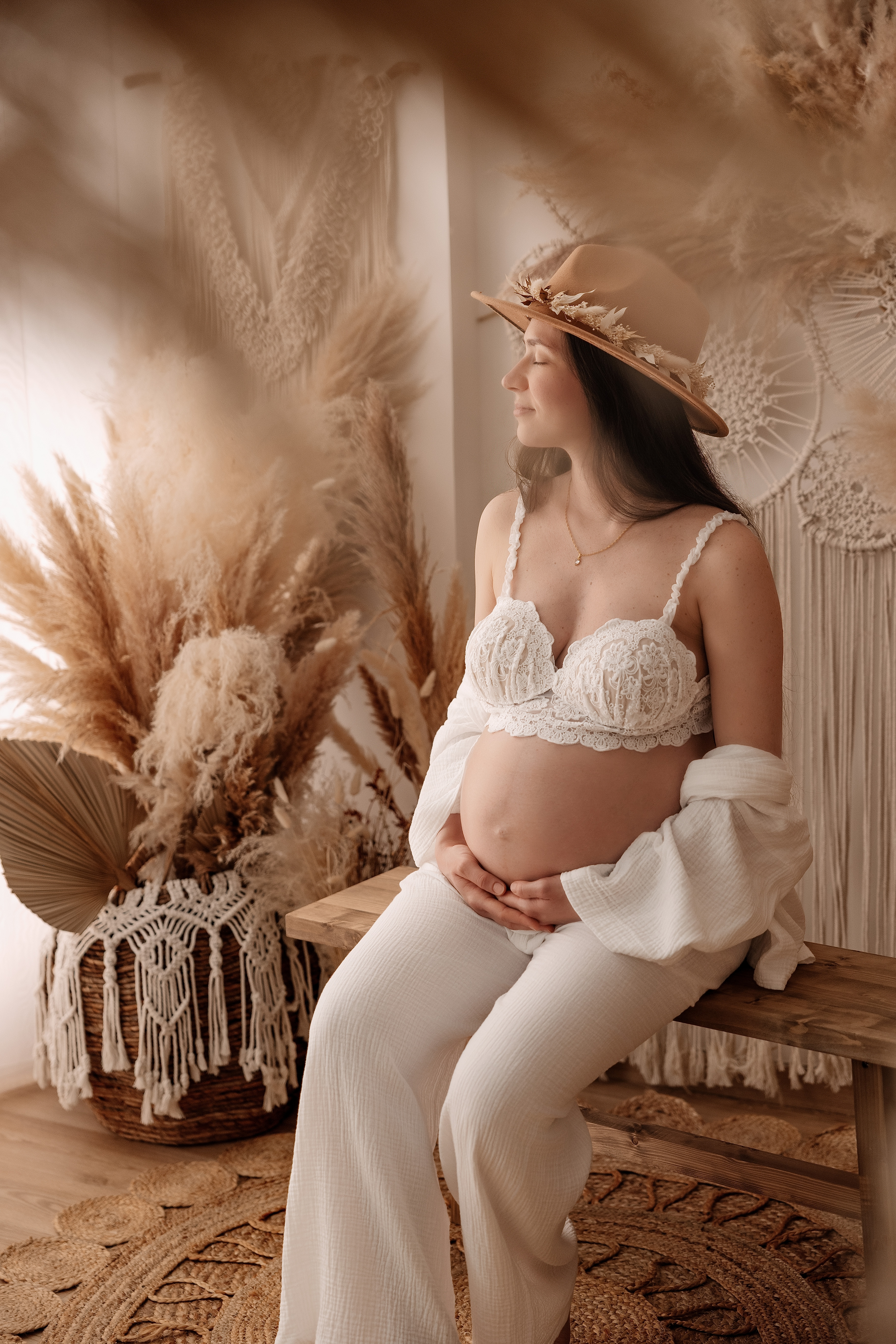 Photographe grossesse à Chartres, future maman les mains posées sur son ventre.