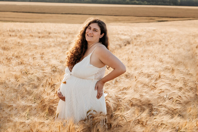 Photographe grossesse à Chartres, portrait d’une future maman en extérieur dans les champs.