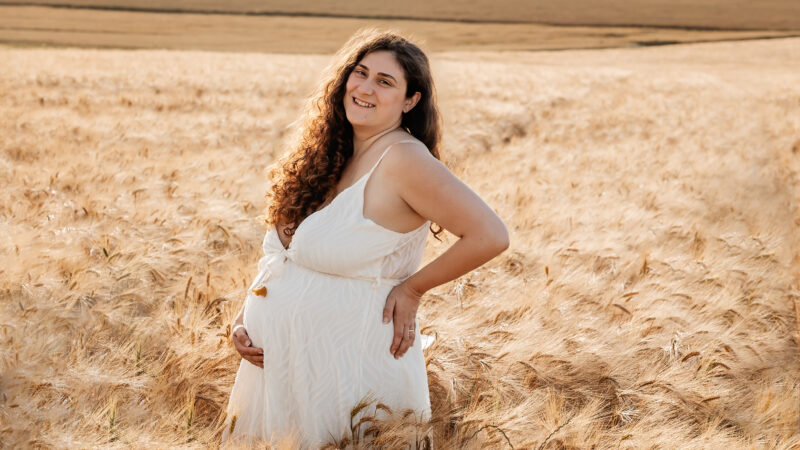 Photographe grossesse à Chartres, portrait d’une future maman en extérieur dans les champs.