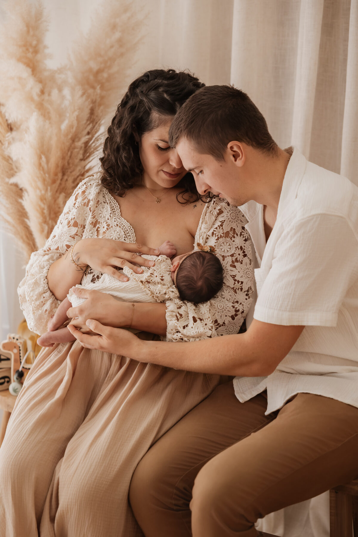 Photographe naissance à Chartres, portrait des parents avec leur bébé.