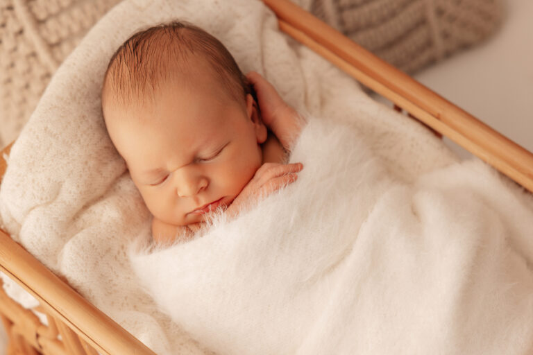 Portrait de bébé lors d’une séance photo naissance à proximité d’Auneau.