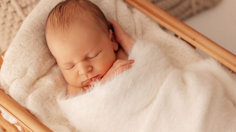 Portrait de bébé lors d’une séance photo naissance à proximité d’Auneau.