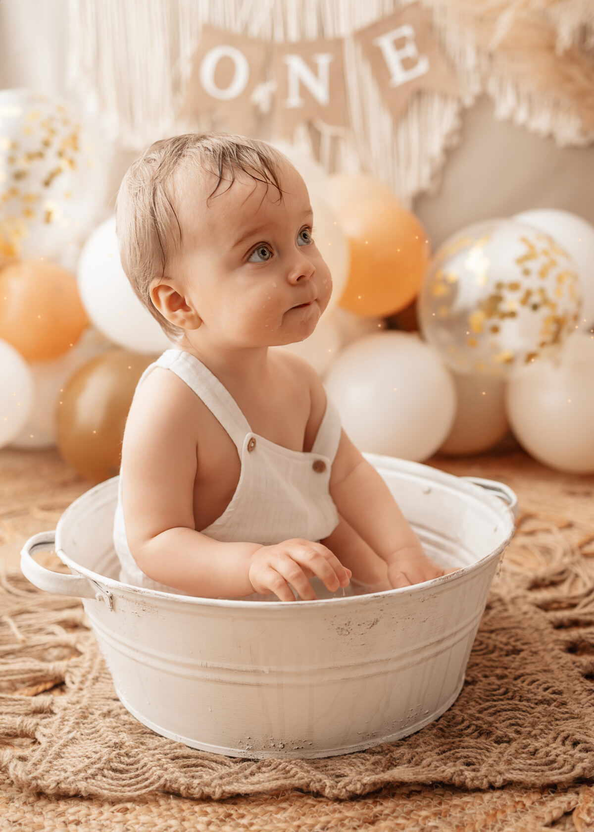 Bébé installé dans le décor de sa séance photo pour son premier anniversaire, studio à Aunay-sous-Auneau.