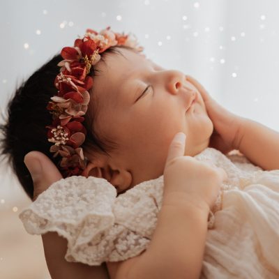 Photographe nouveau-né près de Chartres, bébé endormi à la lumière naturelle.