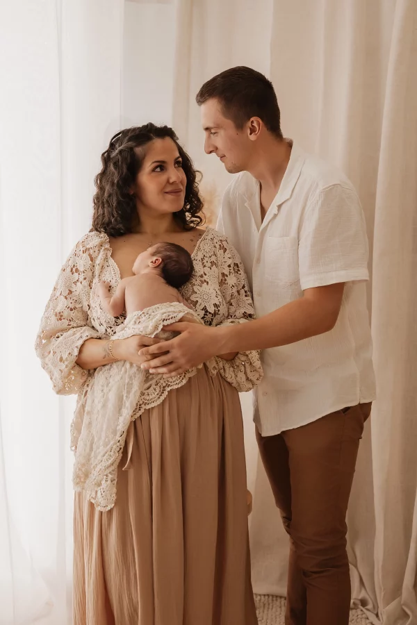 Séance photo naissance près de Chartres, parents tenant leur nouveau-né dans les bras.